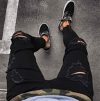 Seitenansicht der modischen Streetwear Denim Shorts