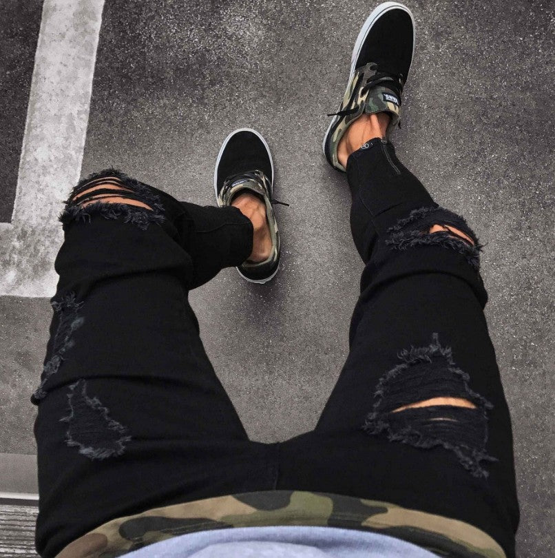 Seitenansicht der modischen Streetwear Denim Shorts